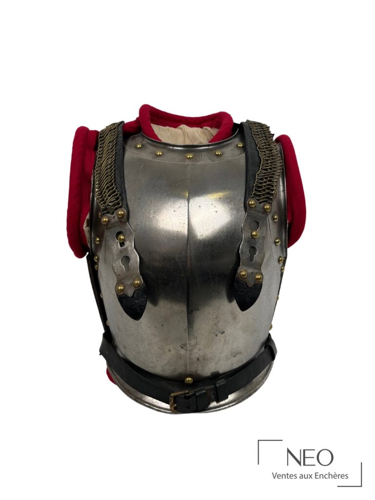 Cuirasse de cuirassier en tôle de fer avec rivets en laiton et épaulettes rouges