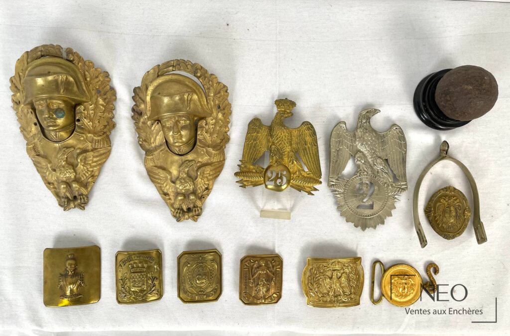 Ensemble de cuivreries militaires avec plaques