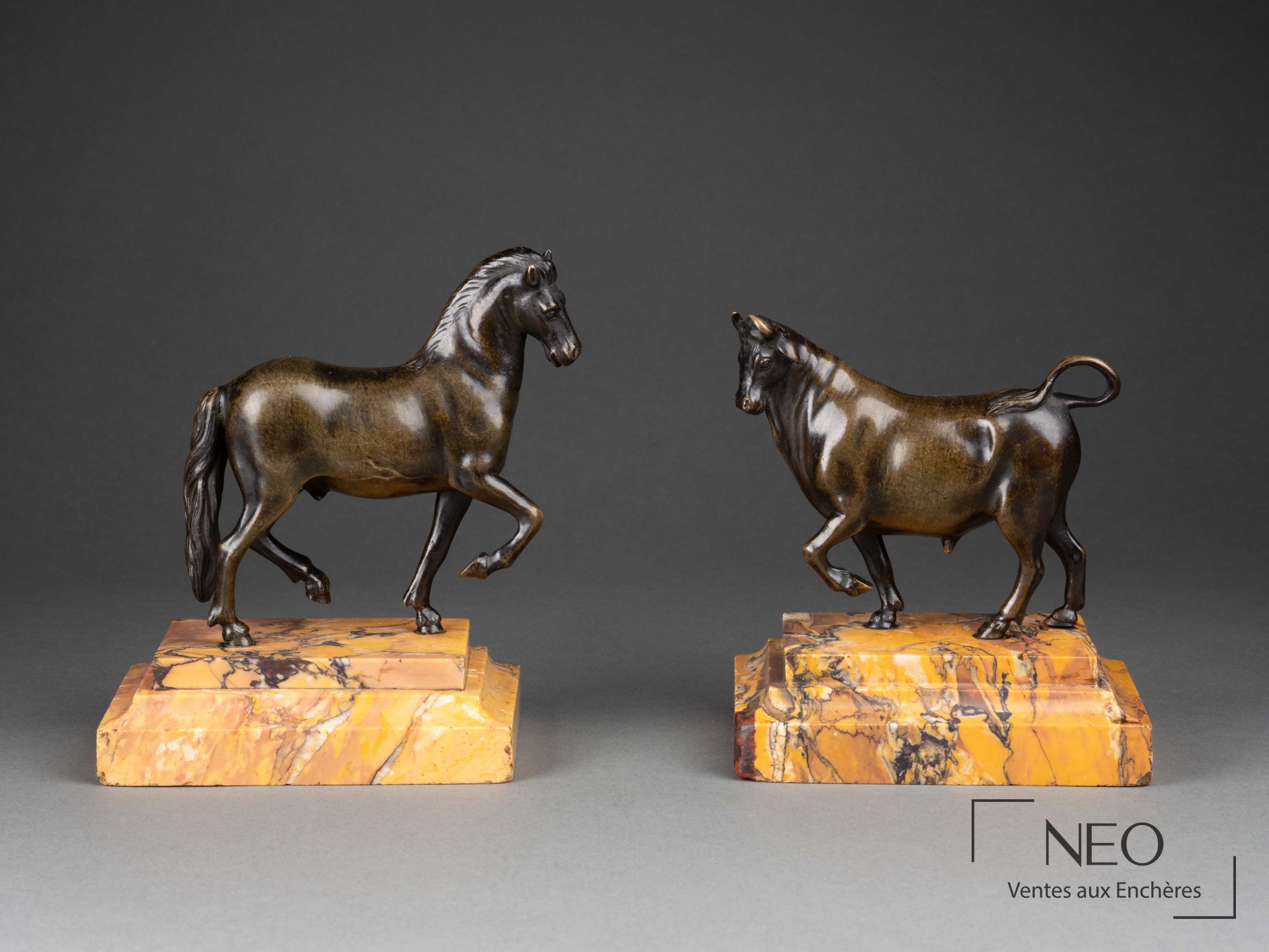 Taureau et cheval en bronze sur bases en marbre jaune de Sienne