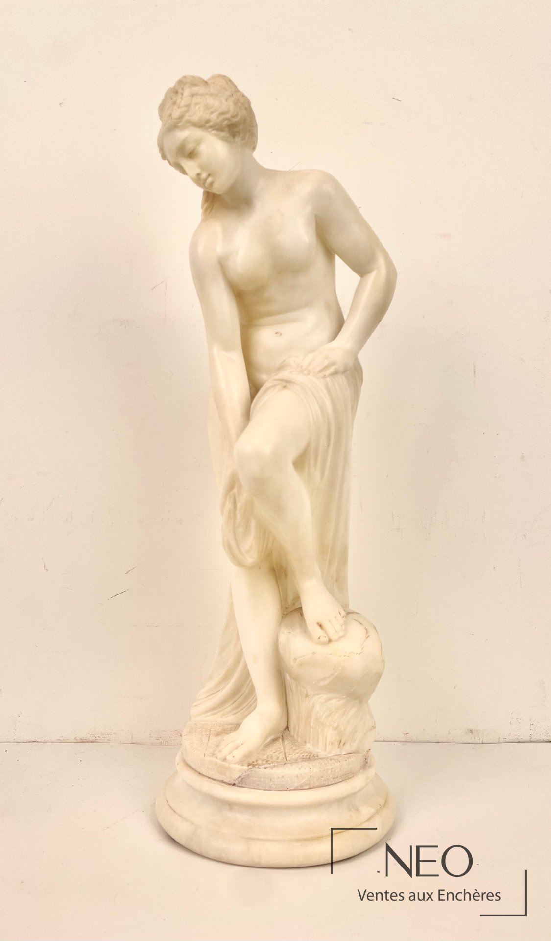 Sculpture en marbre de Carrare représentant Diane au bain vue de face