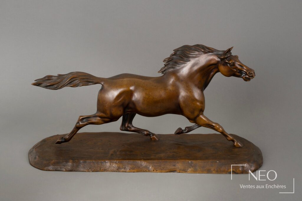 Cheval en bronze de profil sur sa base ovale