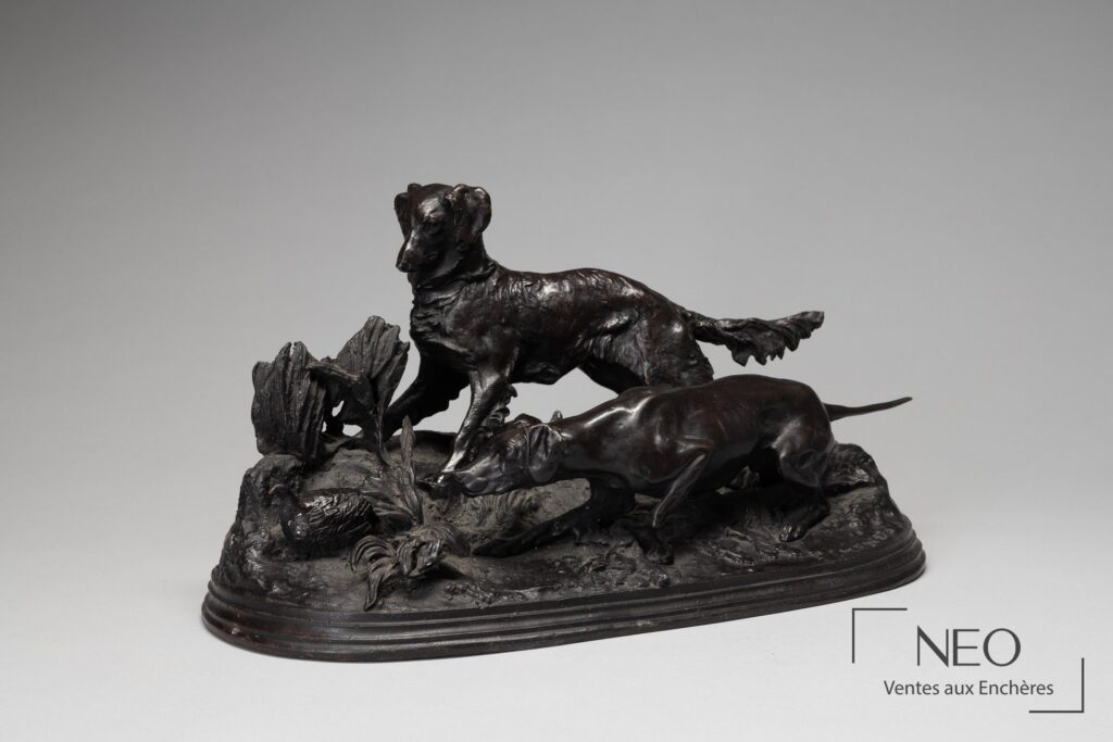 Sculpture animalière en bronze à patine noire représentant deux chiens autour d'une perdrix