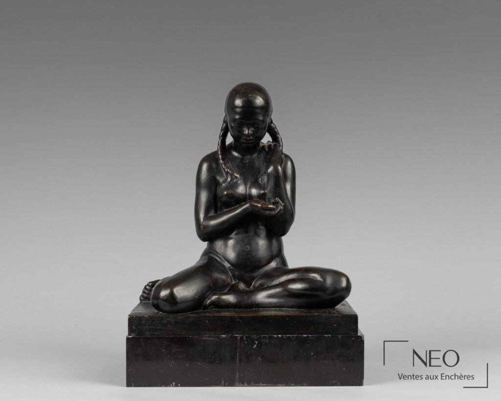 Sculpture en bronze à patine noire représentant une jeune femme aux tresses