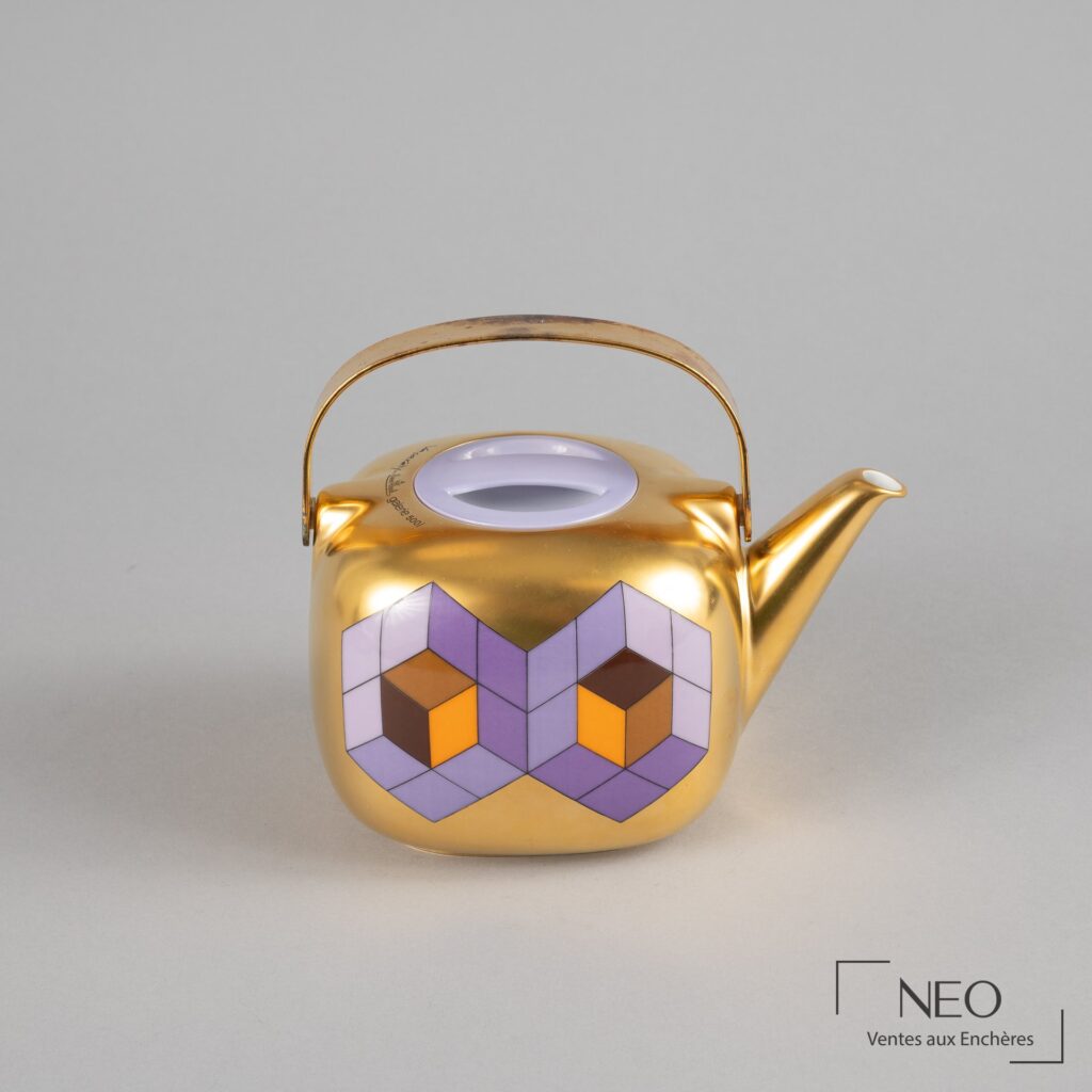 Théière dorée décorée de motifs géométriques violets et orange