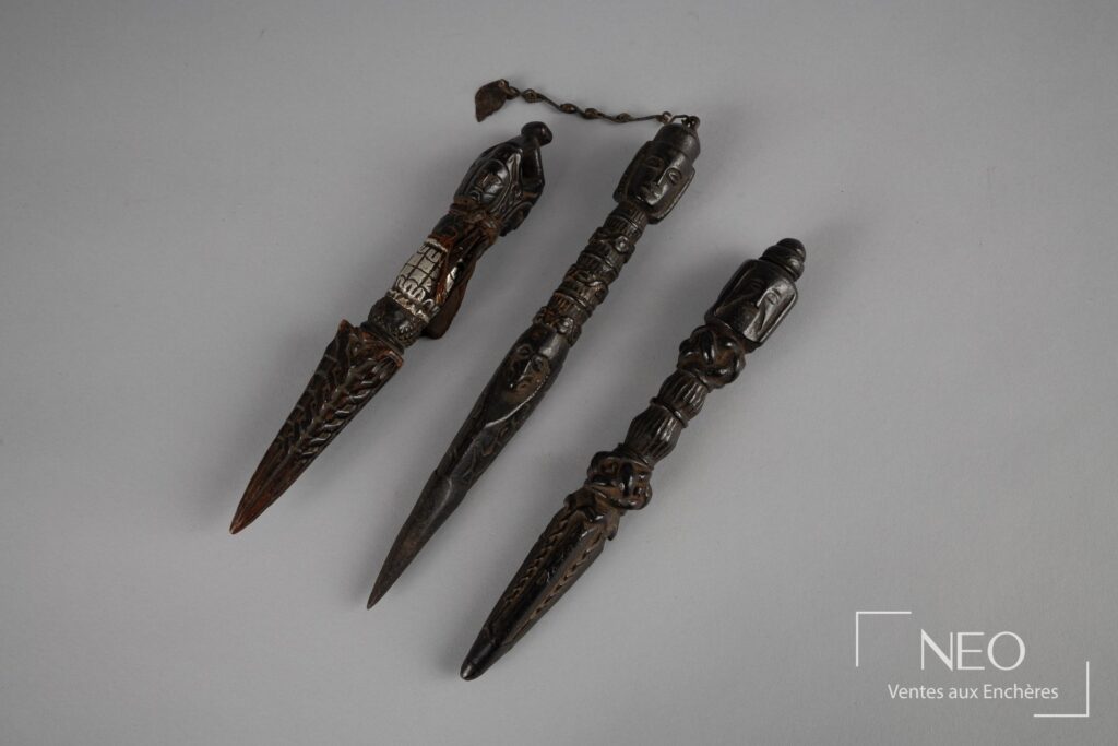 Trois dagues phurbu en bois sculpté