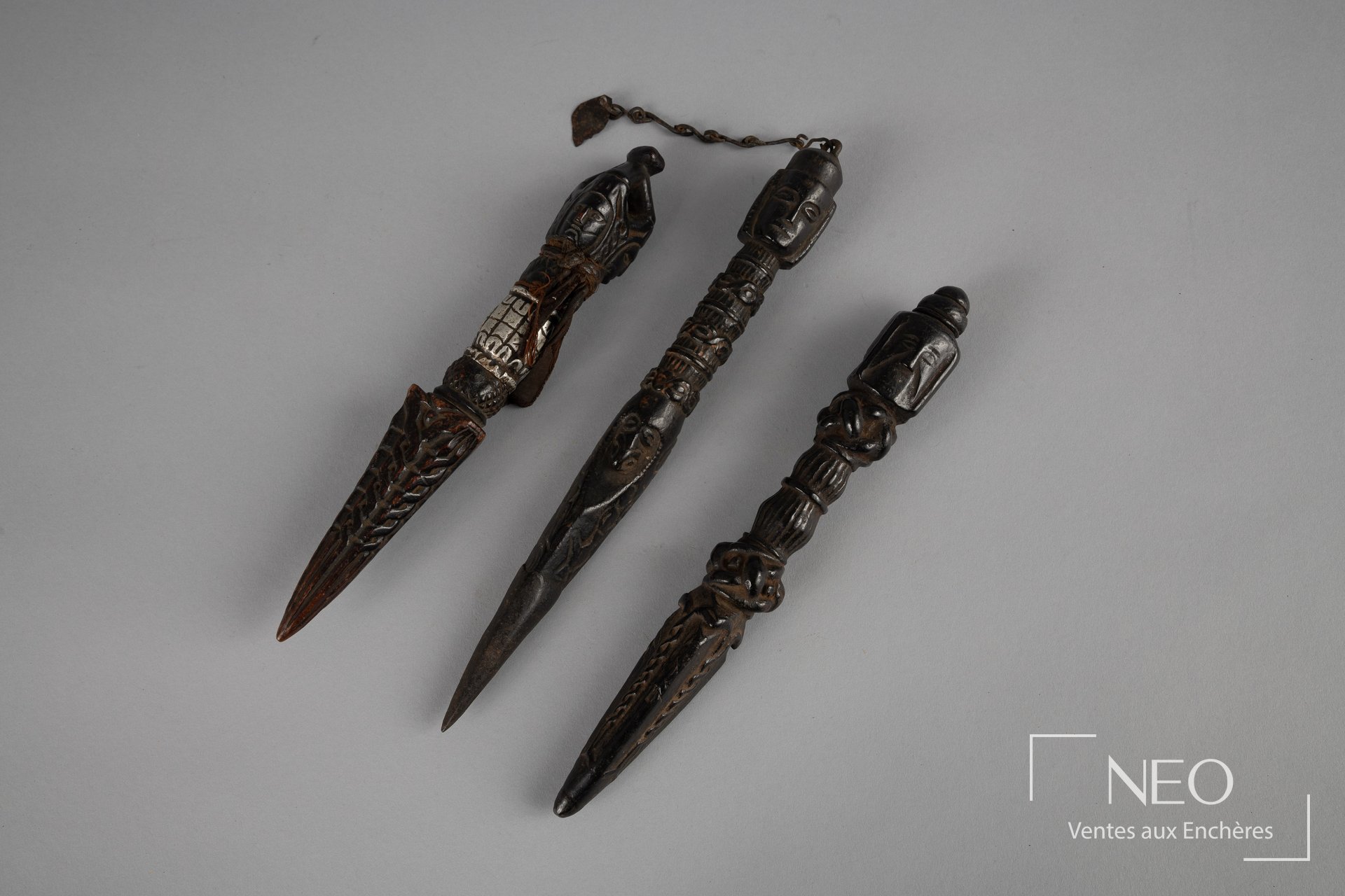 Trois dagues phurbu en bois sculpté