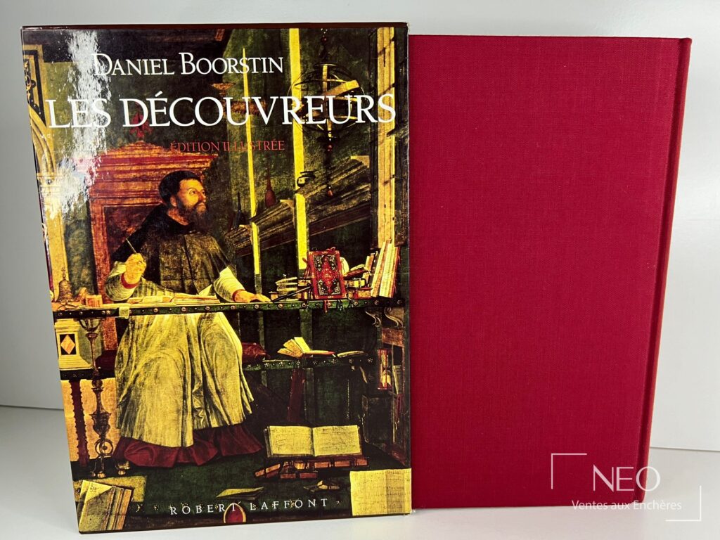 Couverture illustrée du livre Les Découvreurs de Daniel Boorstin avec coffret rouge à droite