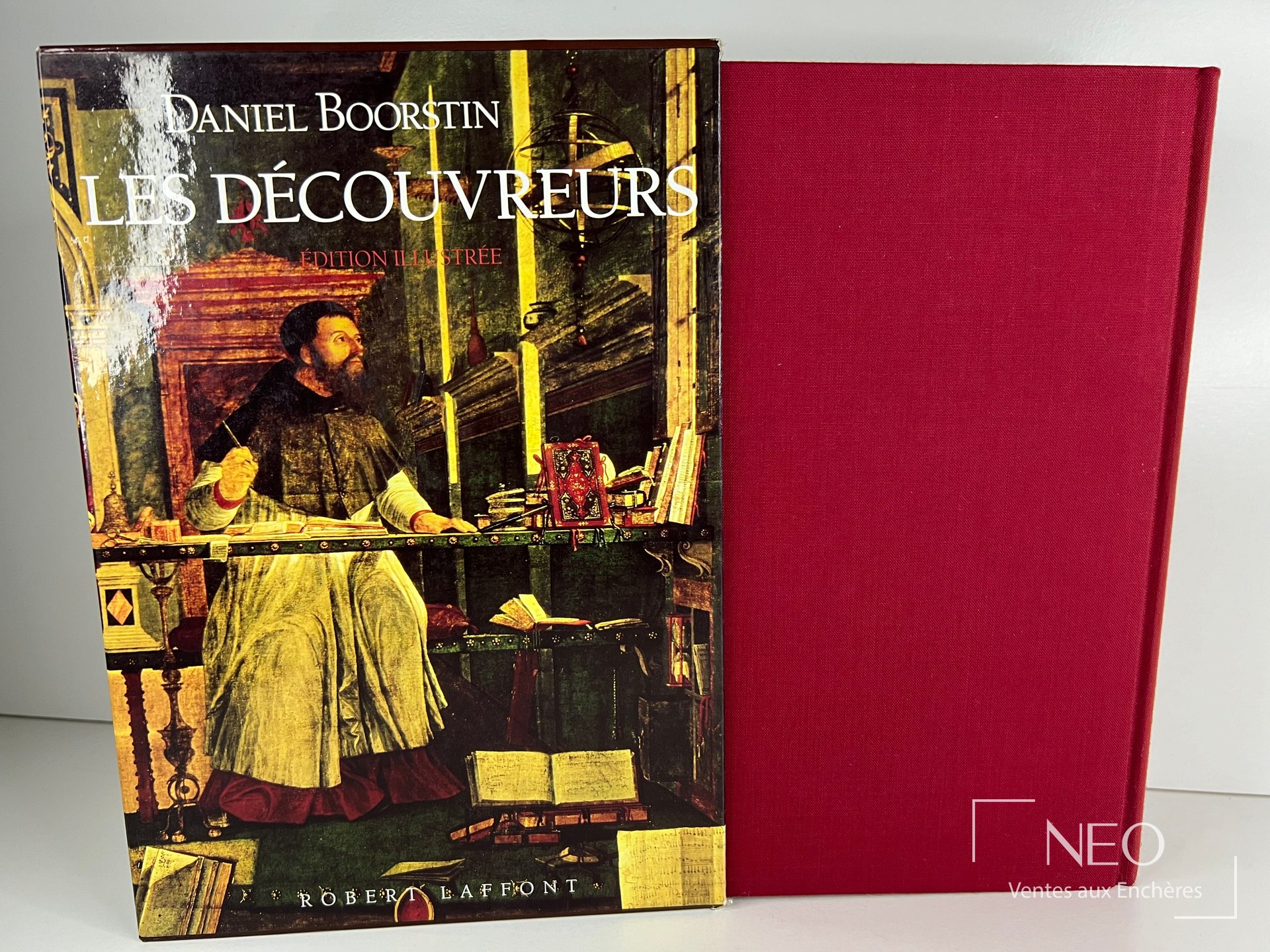 Couverture illustrée du livre Les Découvreurs de Daniel Boorstin avec coffret rouge à droite