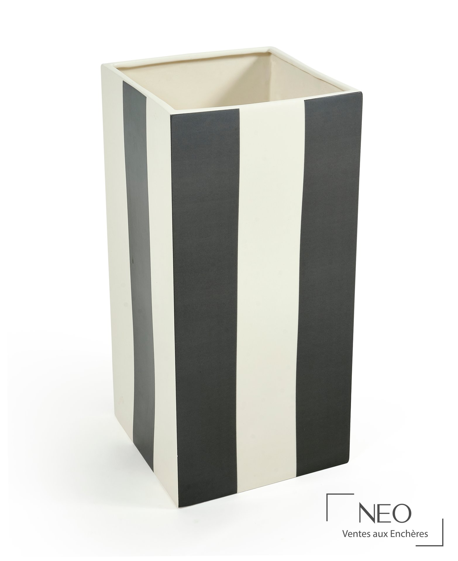 Vase quadrangulaire à bandes verticales grises et blanches
