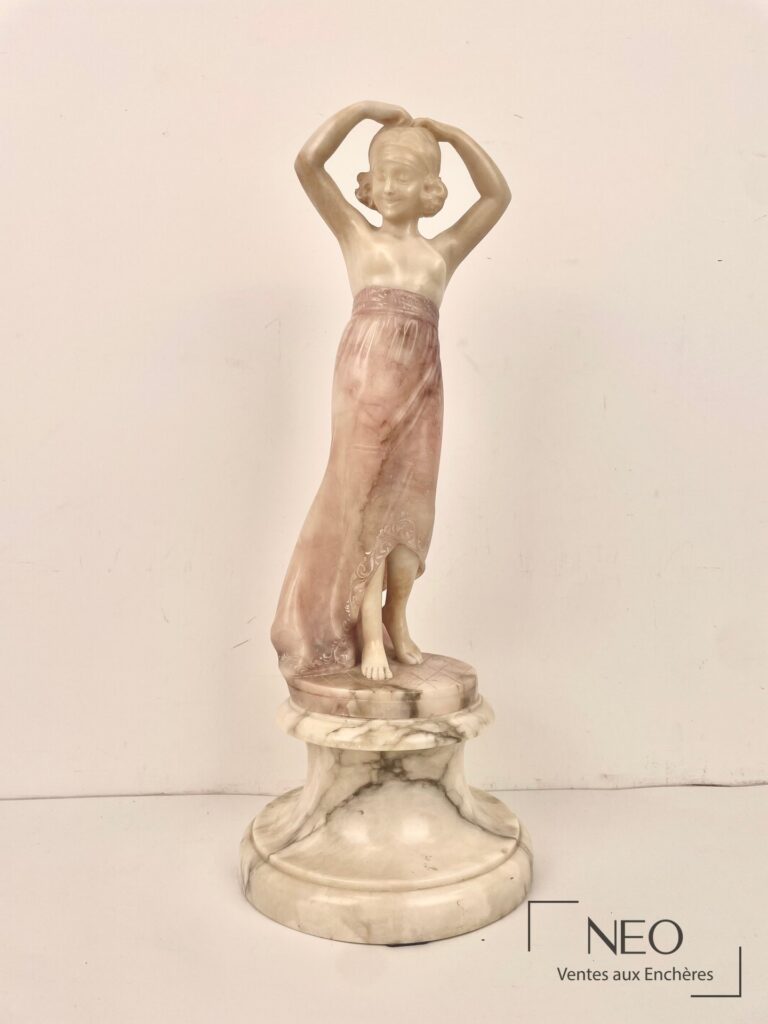 Danseuse orientale en marbre polychrome et albâtre sur socle circulaire