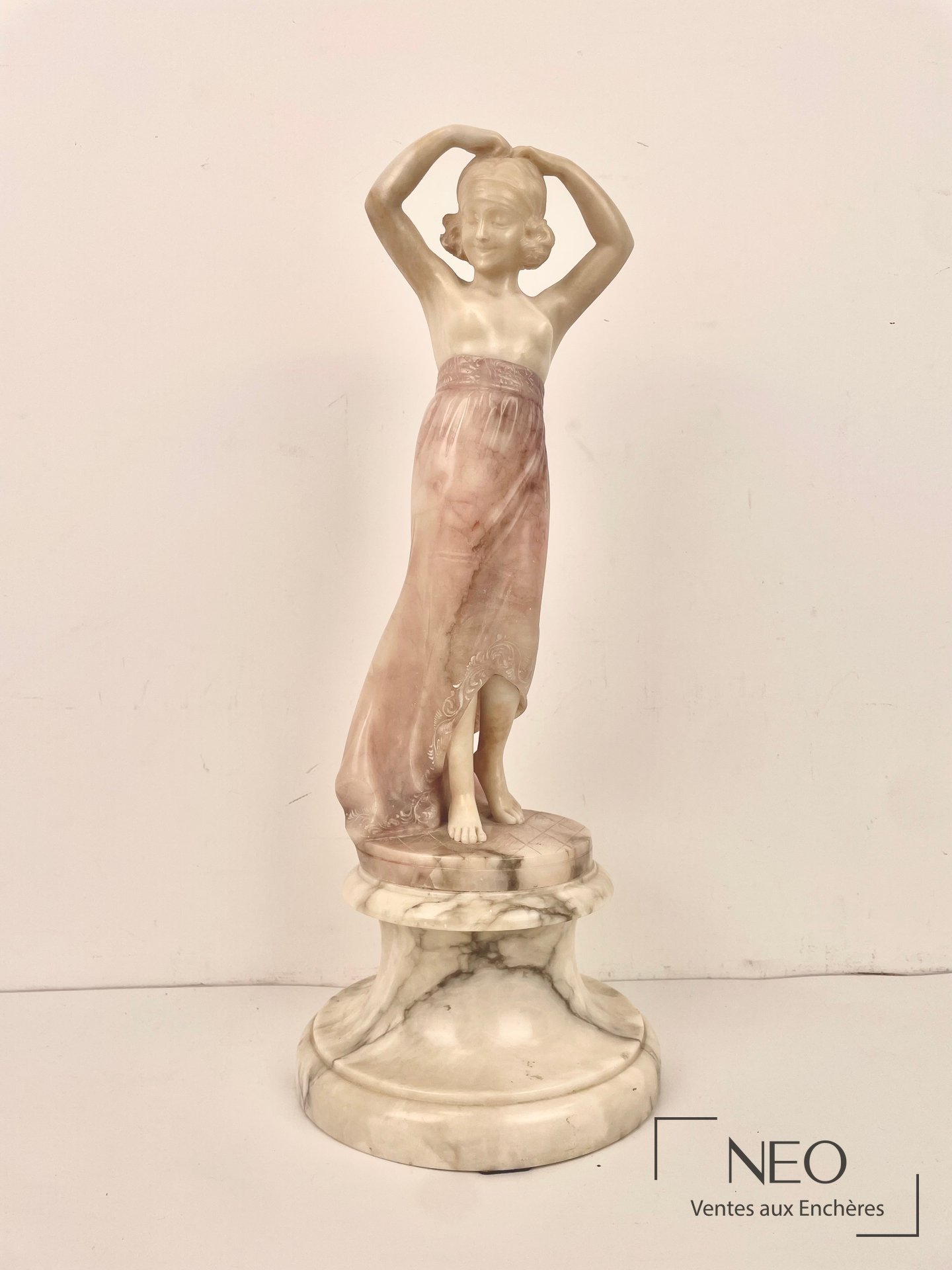 Danseuse orientale en marbre polychrome et albâtre sur socle circulaire