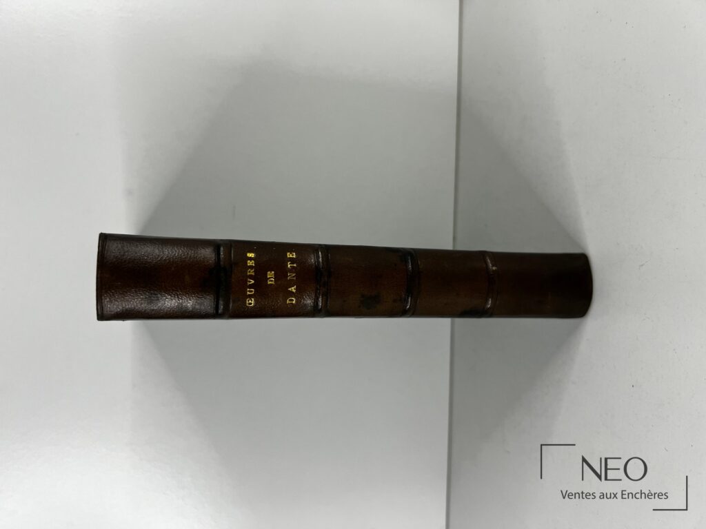 Dos d'un livre relié en demi basane verte avec titre doré