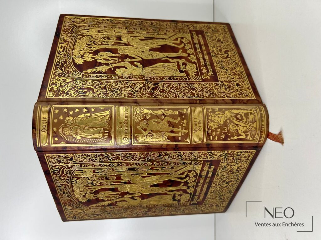 Couverture ornée d’un décor doré sur fond brun