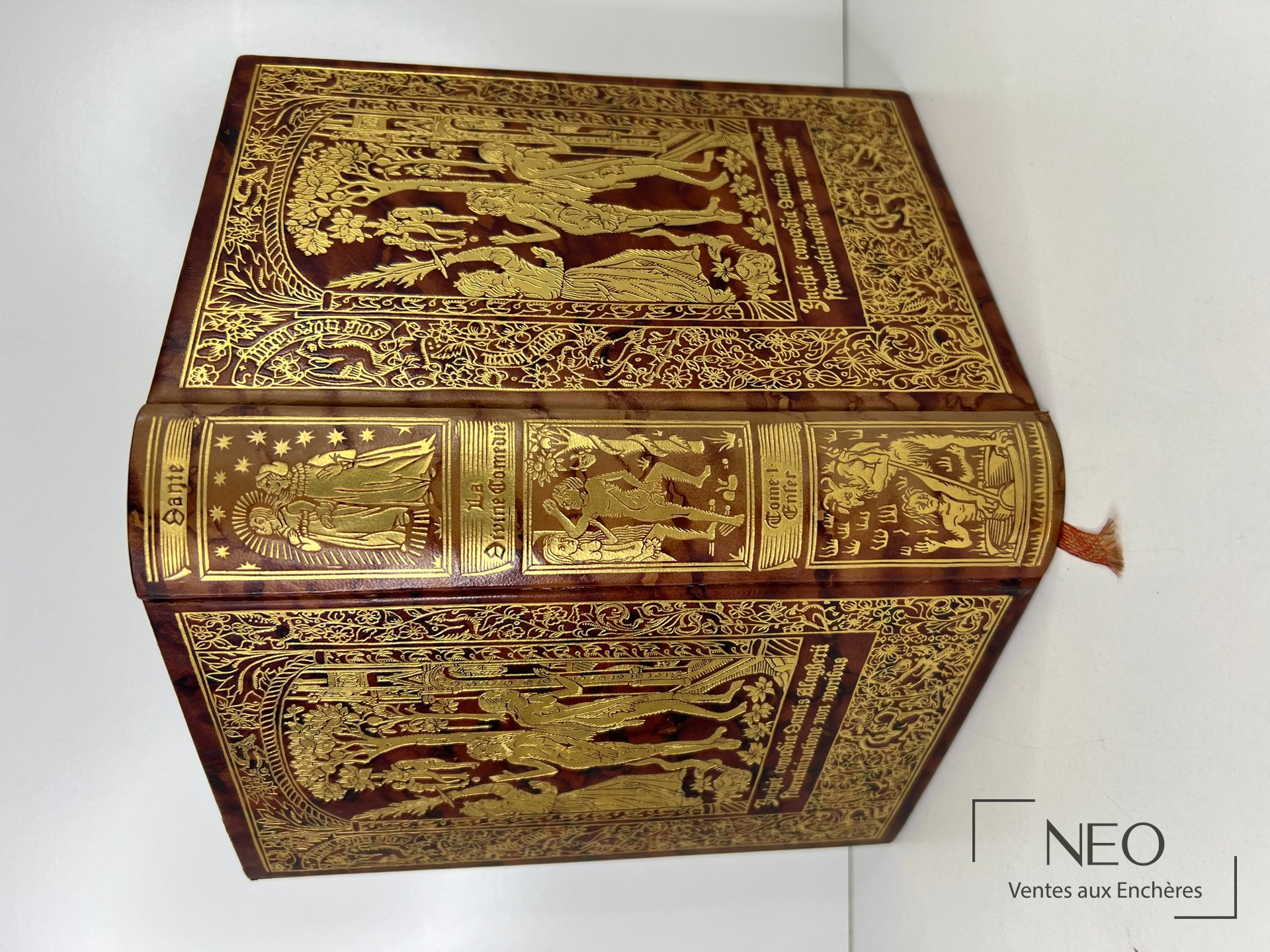 Couverture ornée d’un décor doré sur fond brun
