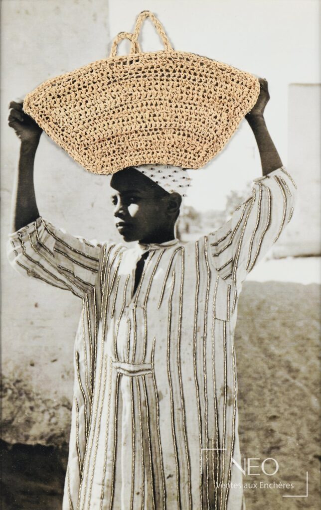 Photographie brodée montrant un enfant portant un panier sur la tête