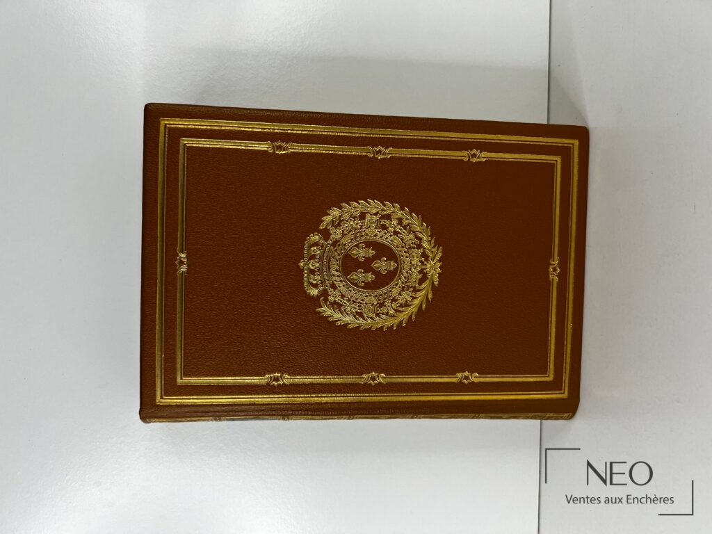 Couverture brun doré ornée d’un décor estampé au centre