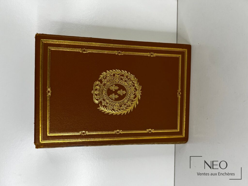 Couverture brune à décor doré d'un livre relié