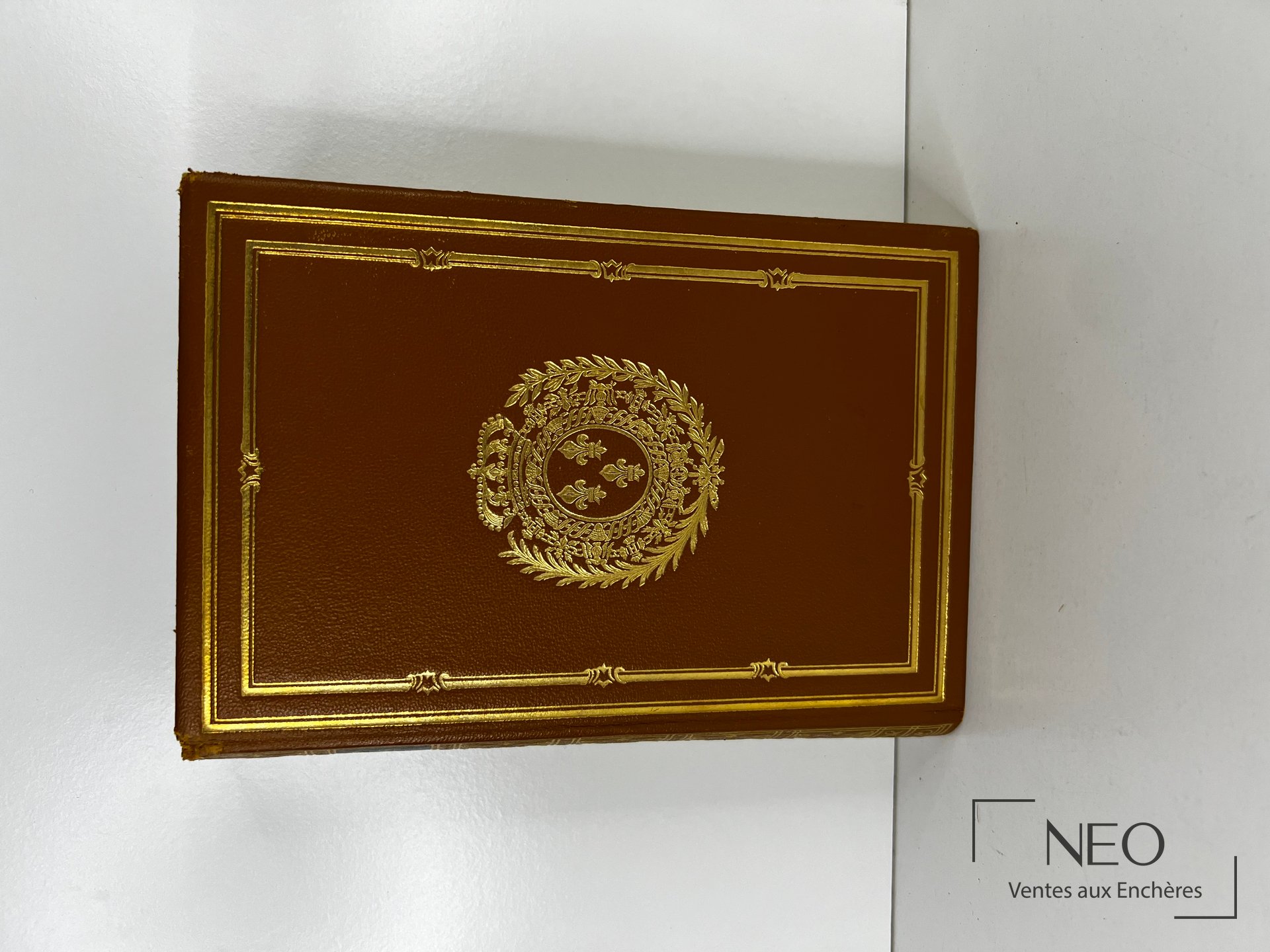 Couverture brune à décor doré d'un livre relié