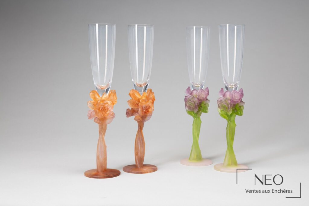 Quatre flûtes à champagne Daum France en pâte de verre à décor floral