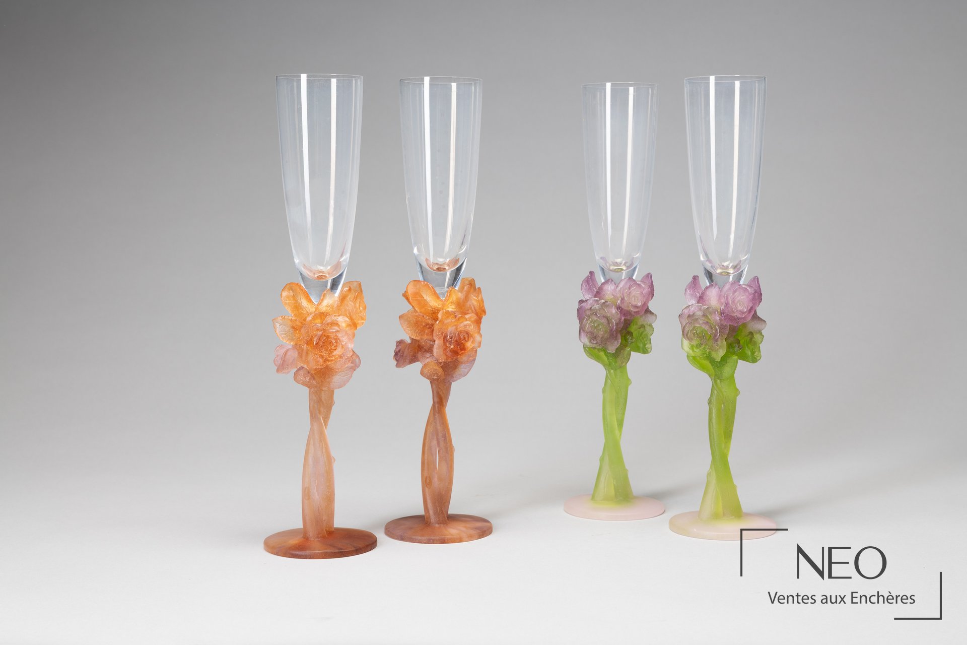 Quatre flûtes à champagne Daum France en pâte de verre à décor floral