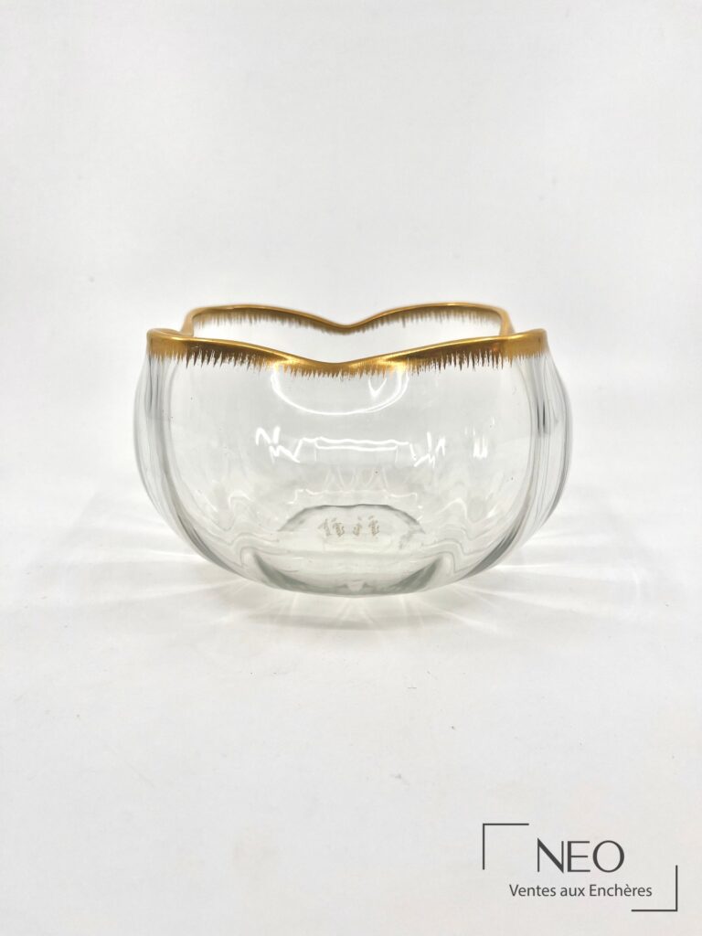 Coupe quadrilobée en verre incolore à bord doré vue de face