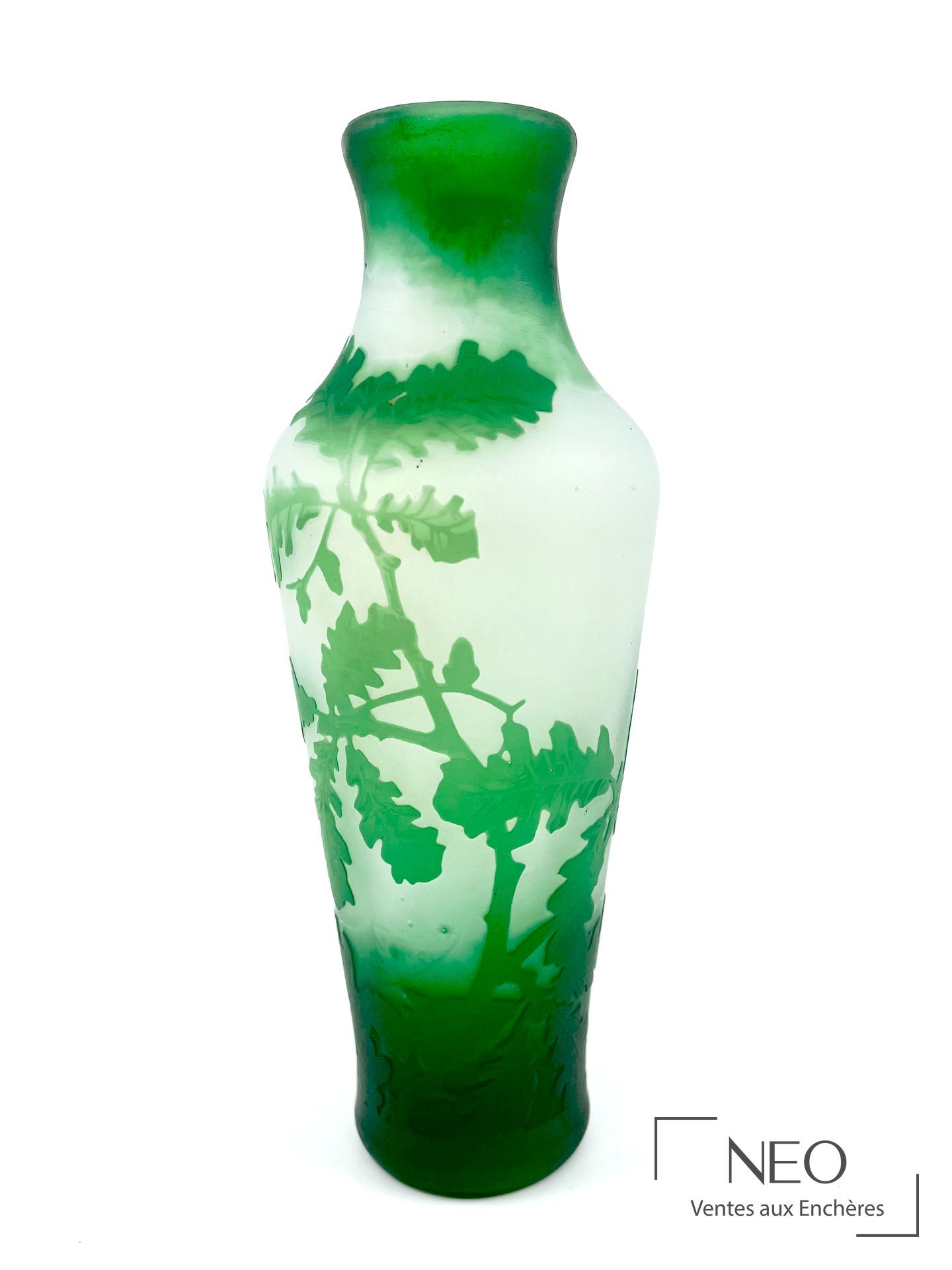DAUM NANCY vase balustre en verre multicouches, décor de fleurs en camée