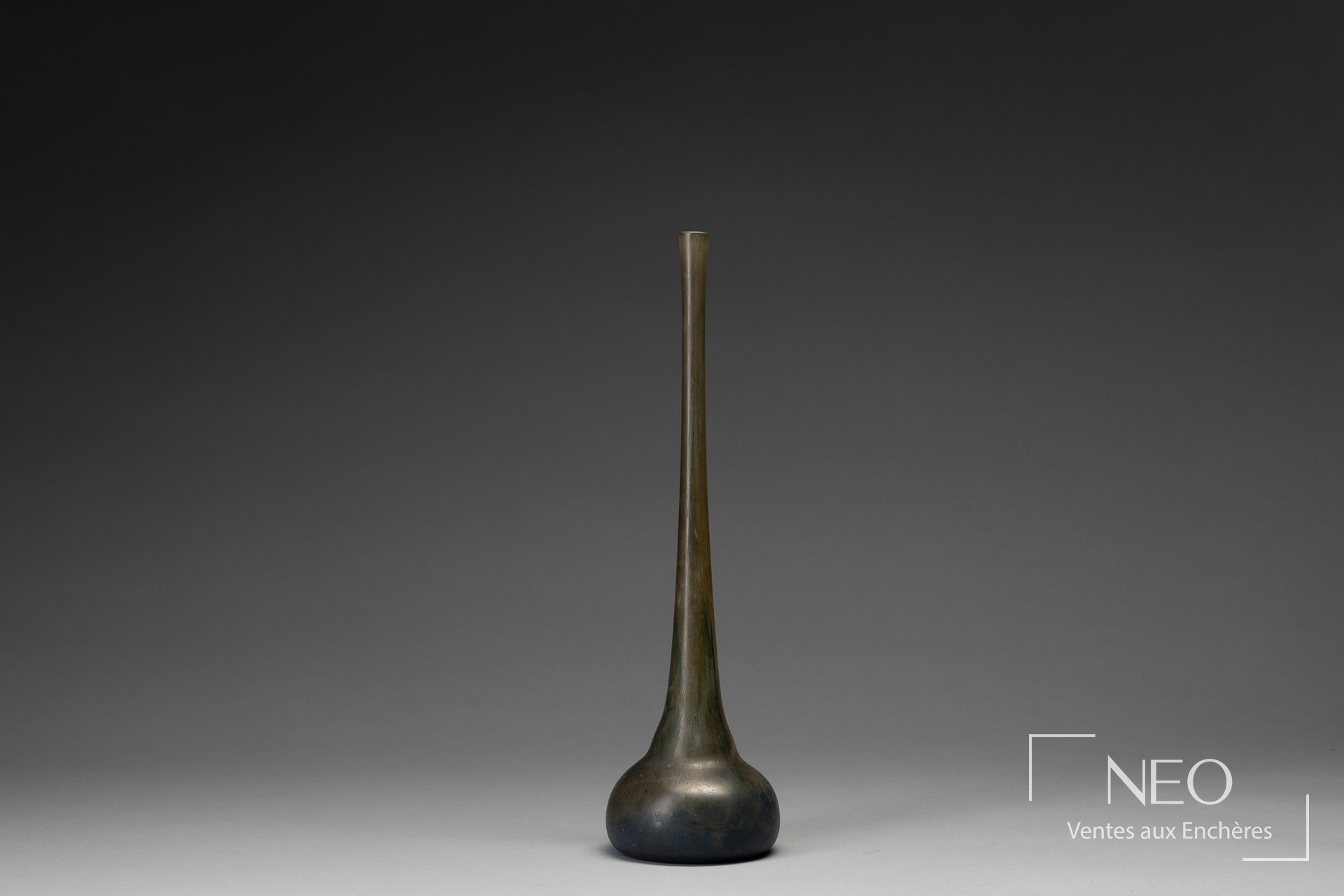 Vase soliflore en verre sombre à panse renflée et long col élancé