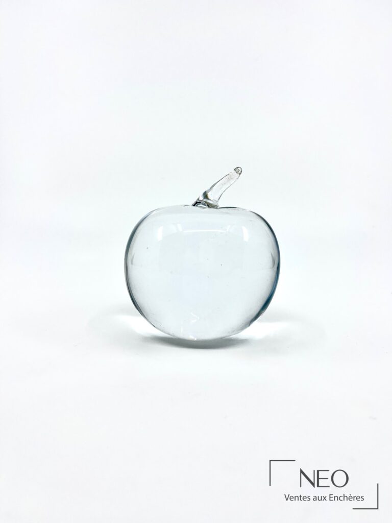 Pomme en cristal Daum vue de face sur fond blanc