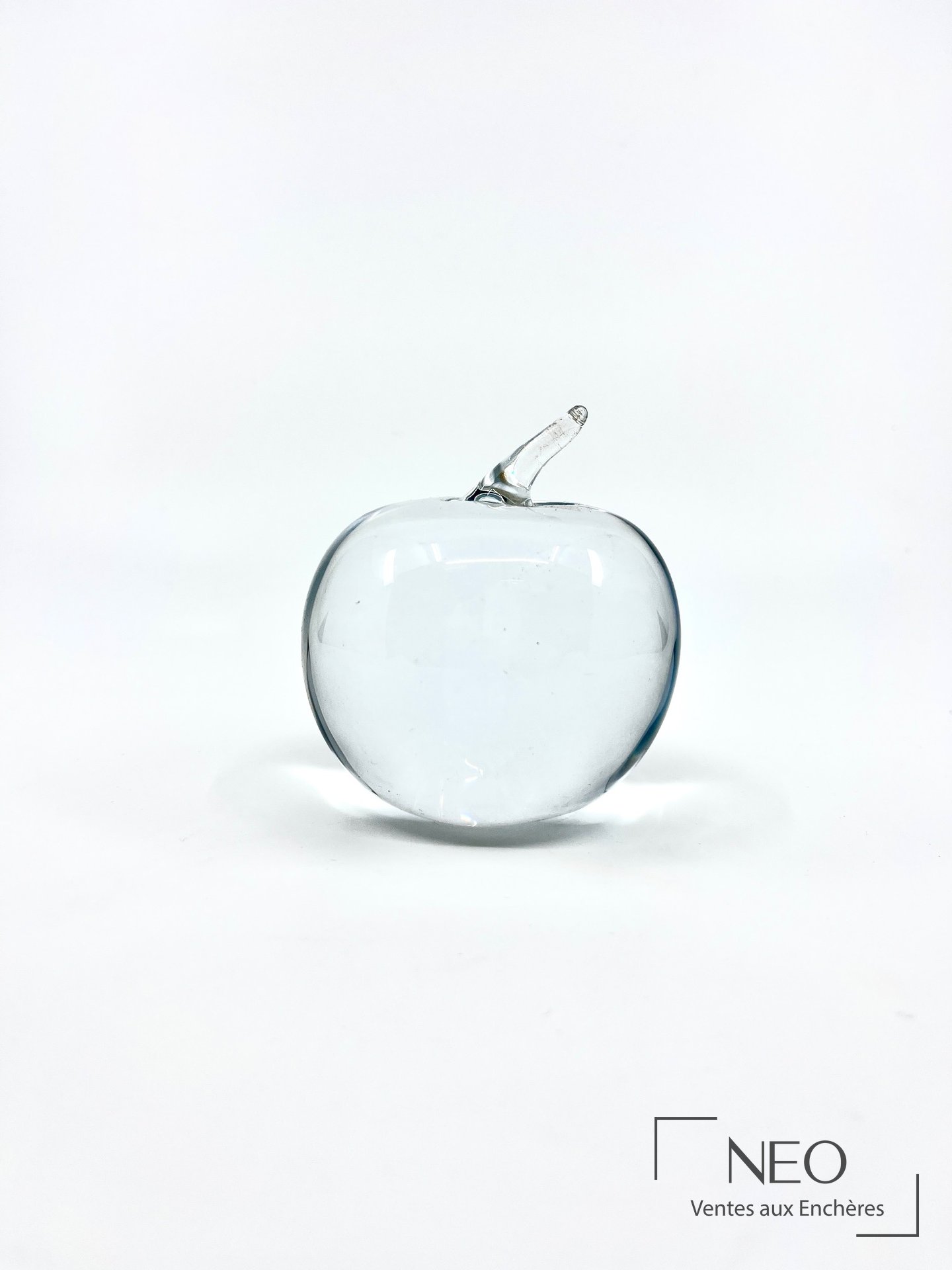Pomme en cristal Daum vue de face sur fond blanc