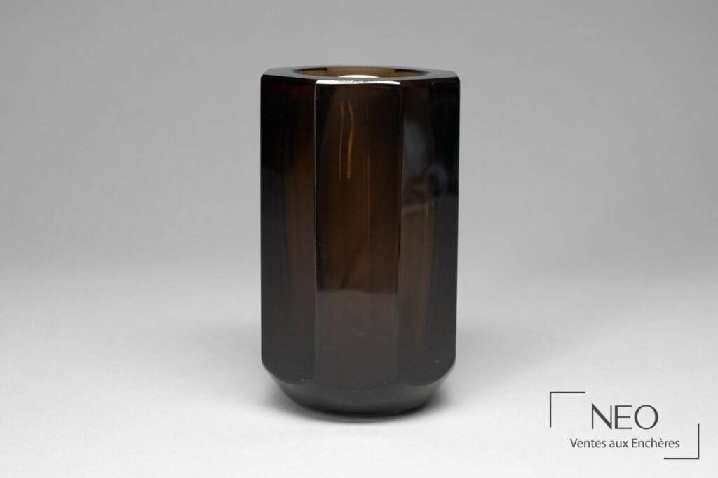 Vase DAUM à pans coupés en verre marron