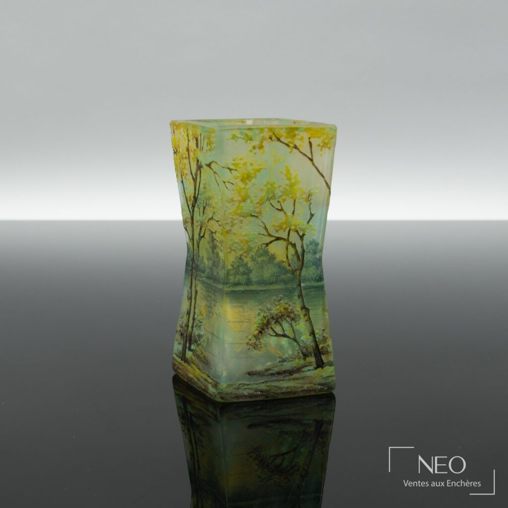 Vase DAUM en verre multicouche à décor de paysage lacustre automnal