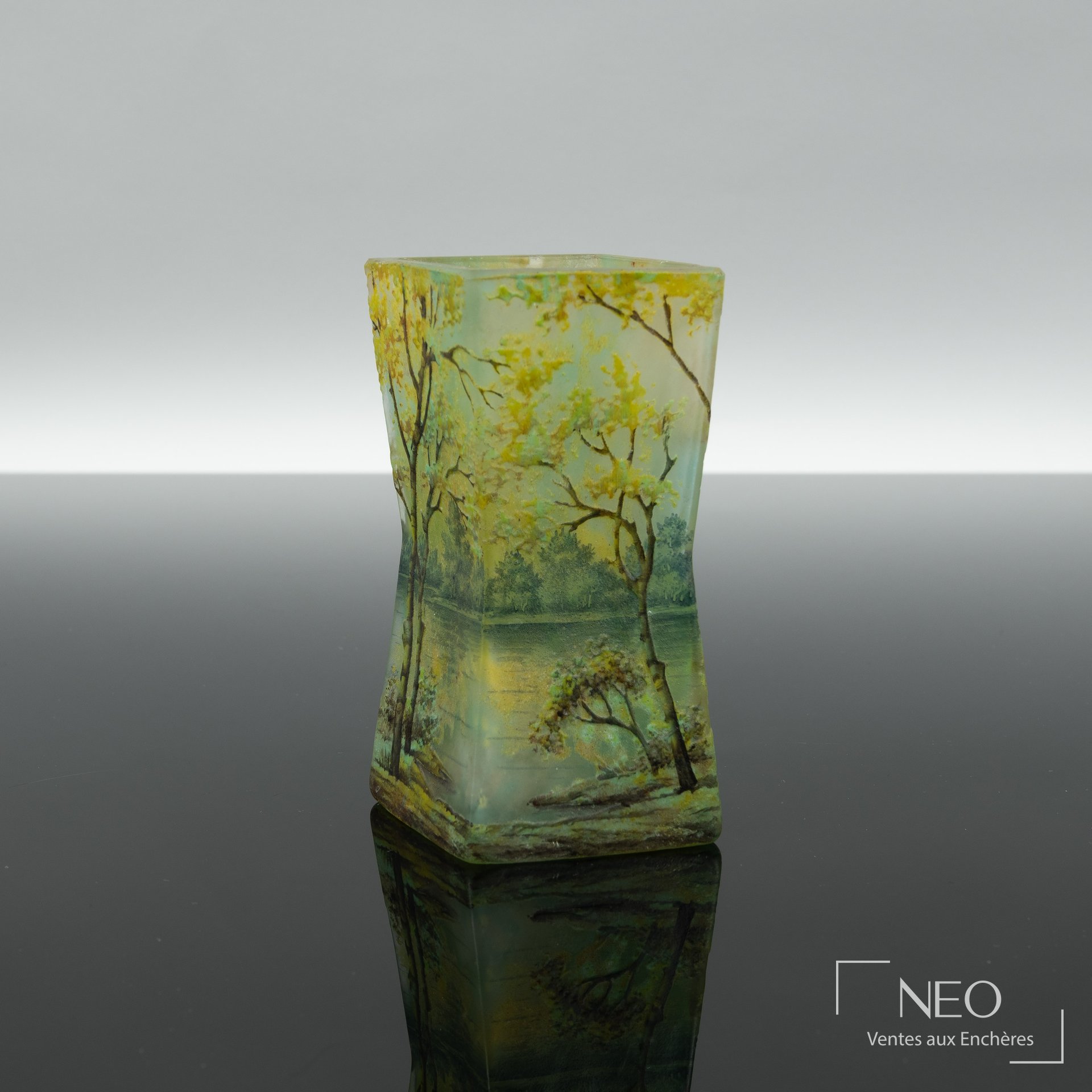 DAUM Vase en verre multicouche à décor de paysage lacustre vers 1900