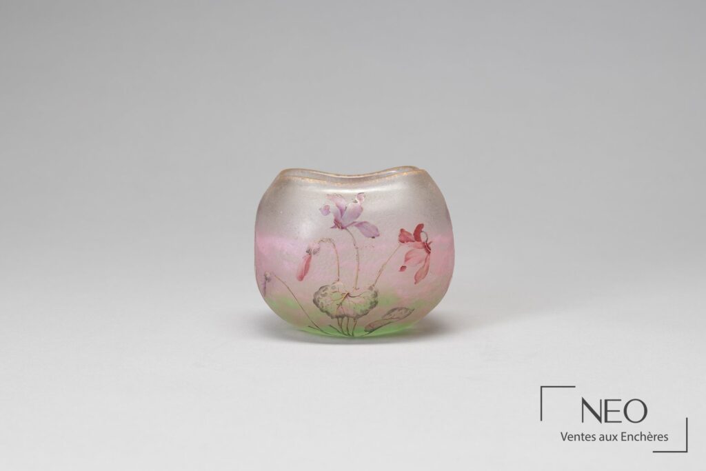 Vase Daum rond-carré en verre givré blanc avec cyclamens émaillés rose et dorés