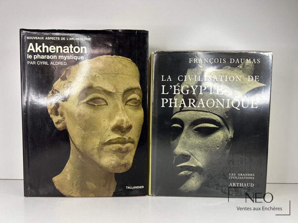 Deux couvertures de livres consacrés à Akhenaton et à l’Égypte pharaonique