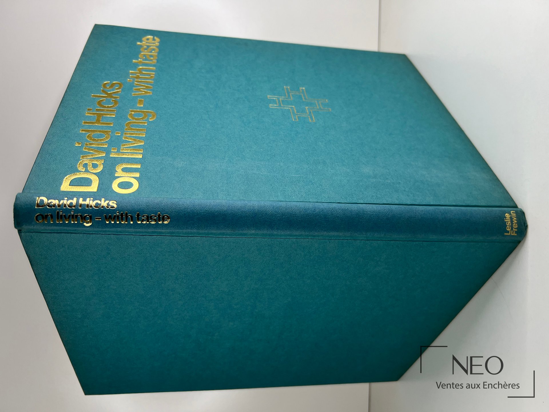 Couverture turquoise du livre David Hicks on living-with taste avec titres dorés