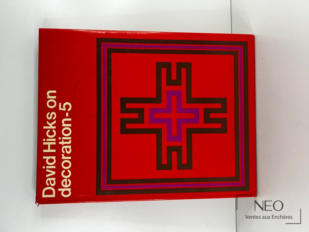 Couverture rouge de David Hicks on decoration-5 avec motif géométrique central