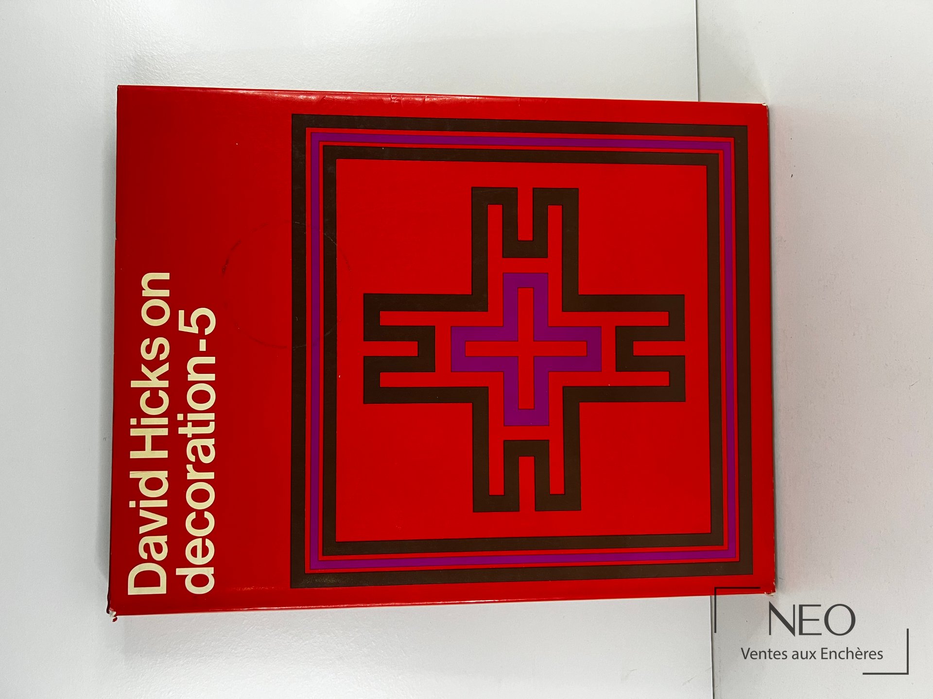 Couverture rouge de David Hicks on decoration-5 avec motif géométrique central