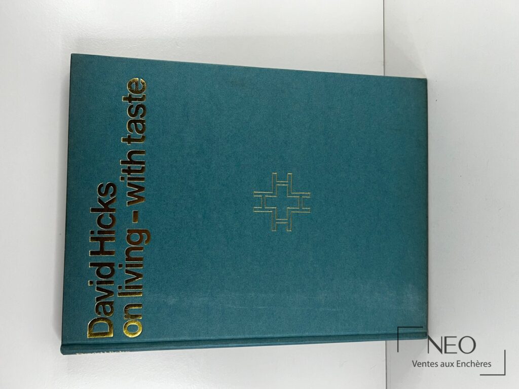 Couverture bleu-vert titrée David Hicks on living-with taste en lettres dorées.