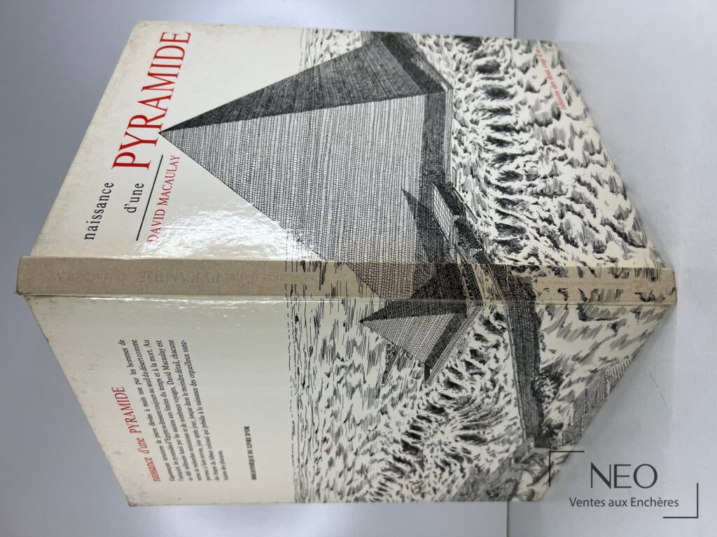 Couverture illustrée du livre Naissance d'une Pyramide de David Macaulay