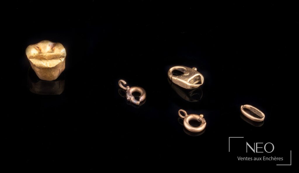 Lot de débris d'or présenté sur fond noir