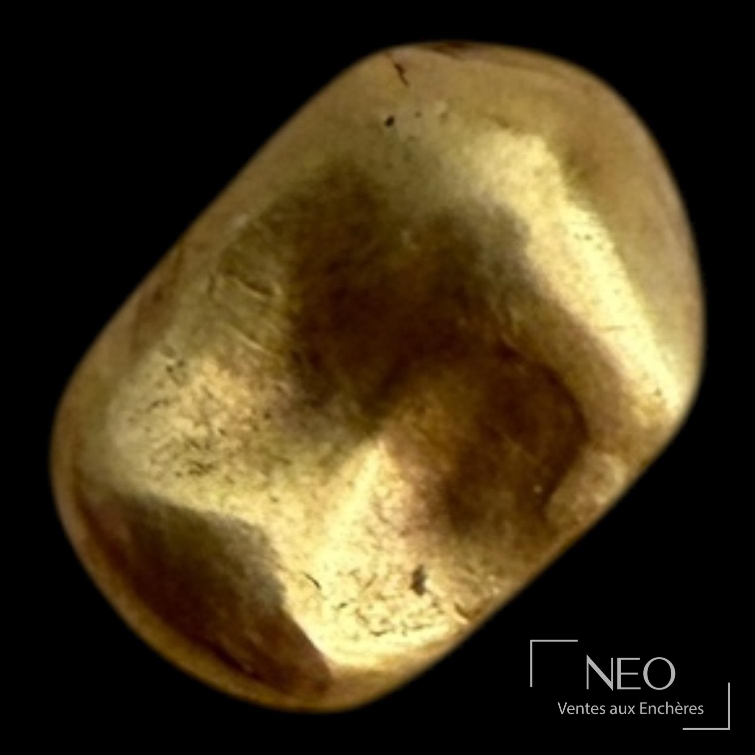 Fragment d'or dentaire de forme irrégulière sur fond noir