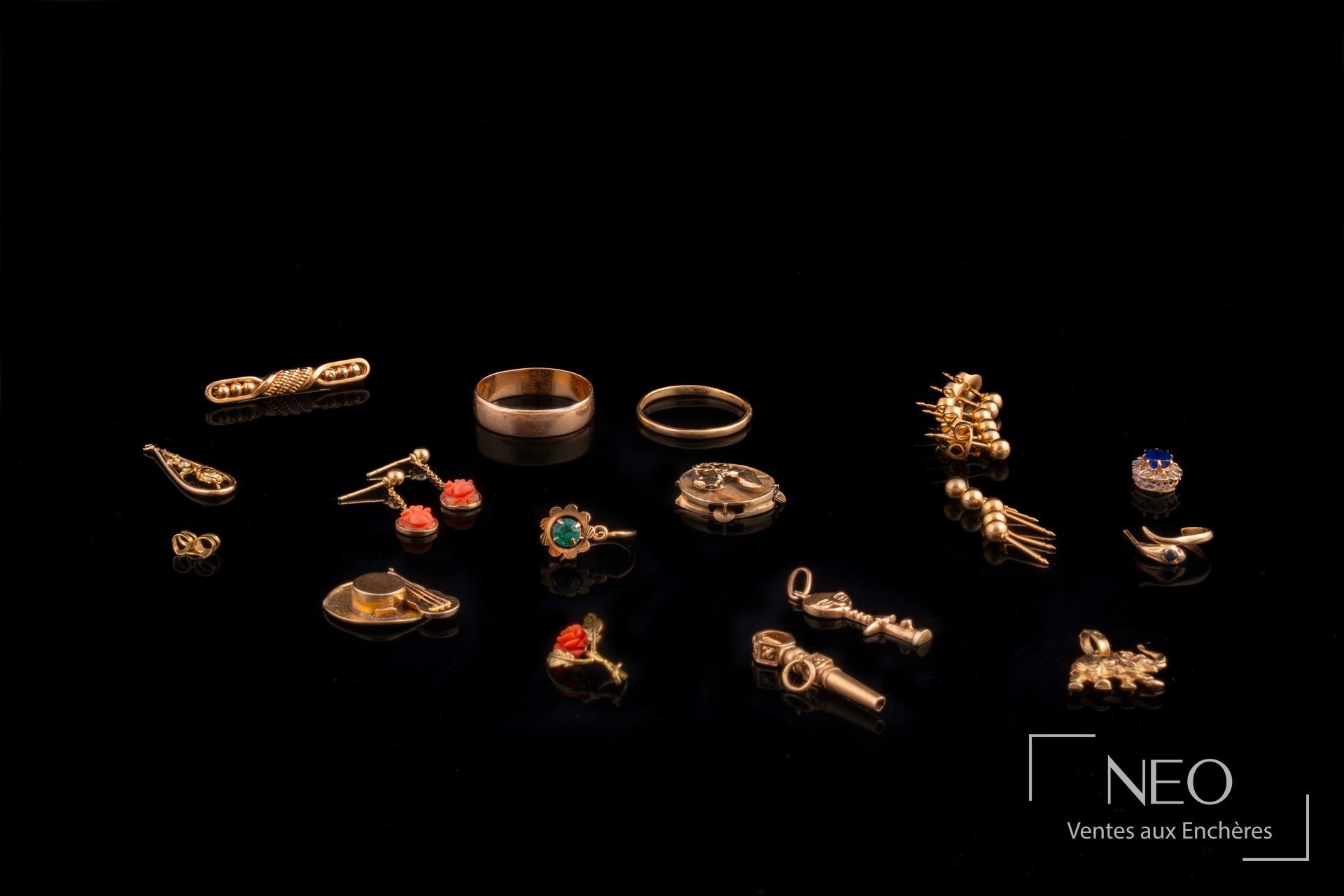 Ensemble de petits éléments en or disposés sur fond noir