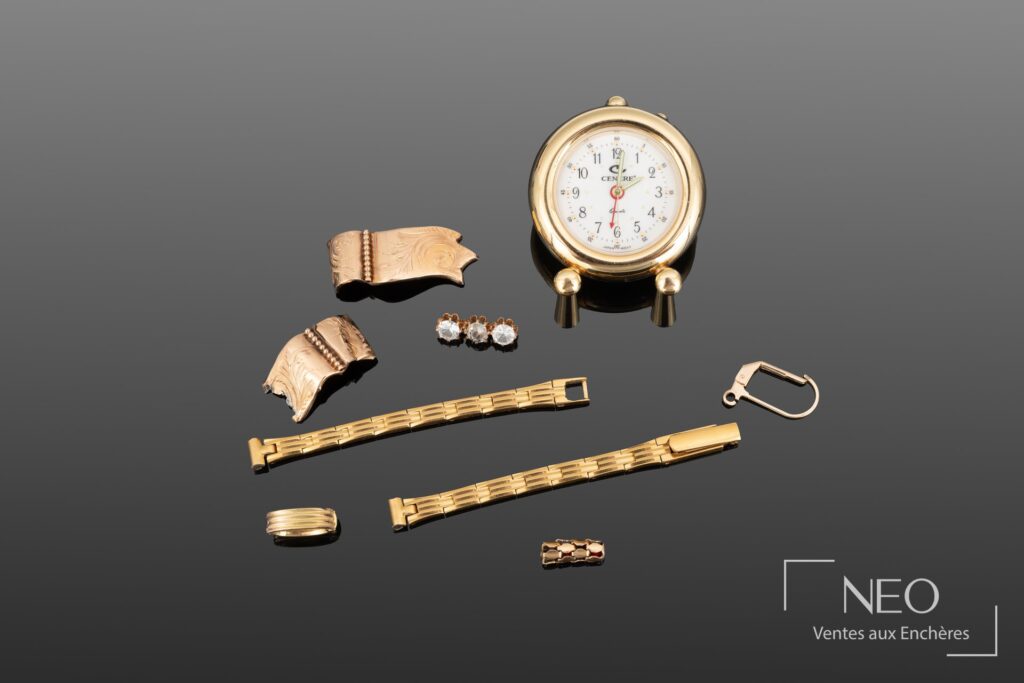 Ensemble de débris en or et pendulette CENERRE en métal doré
