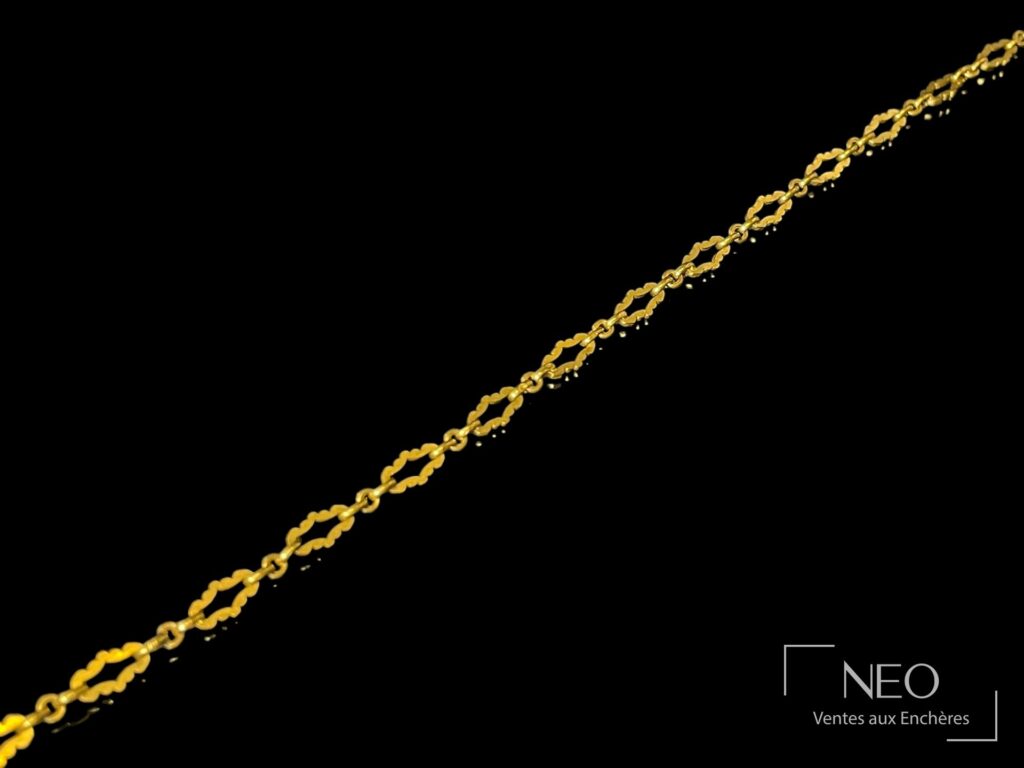 Chaîne en or jaune sur fond noir