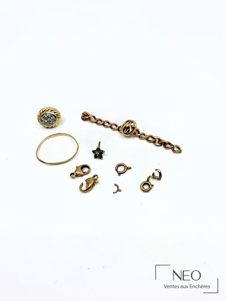 Lot de débris en or jaune comprenant plusieurs éléments de bijoux et fermoirs