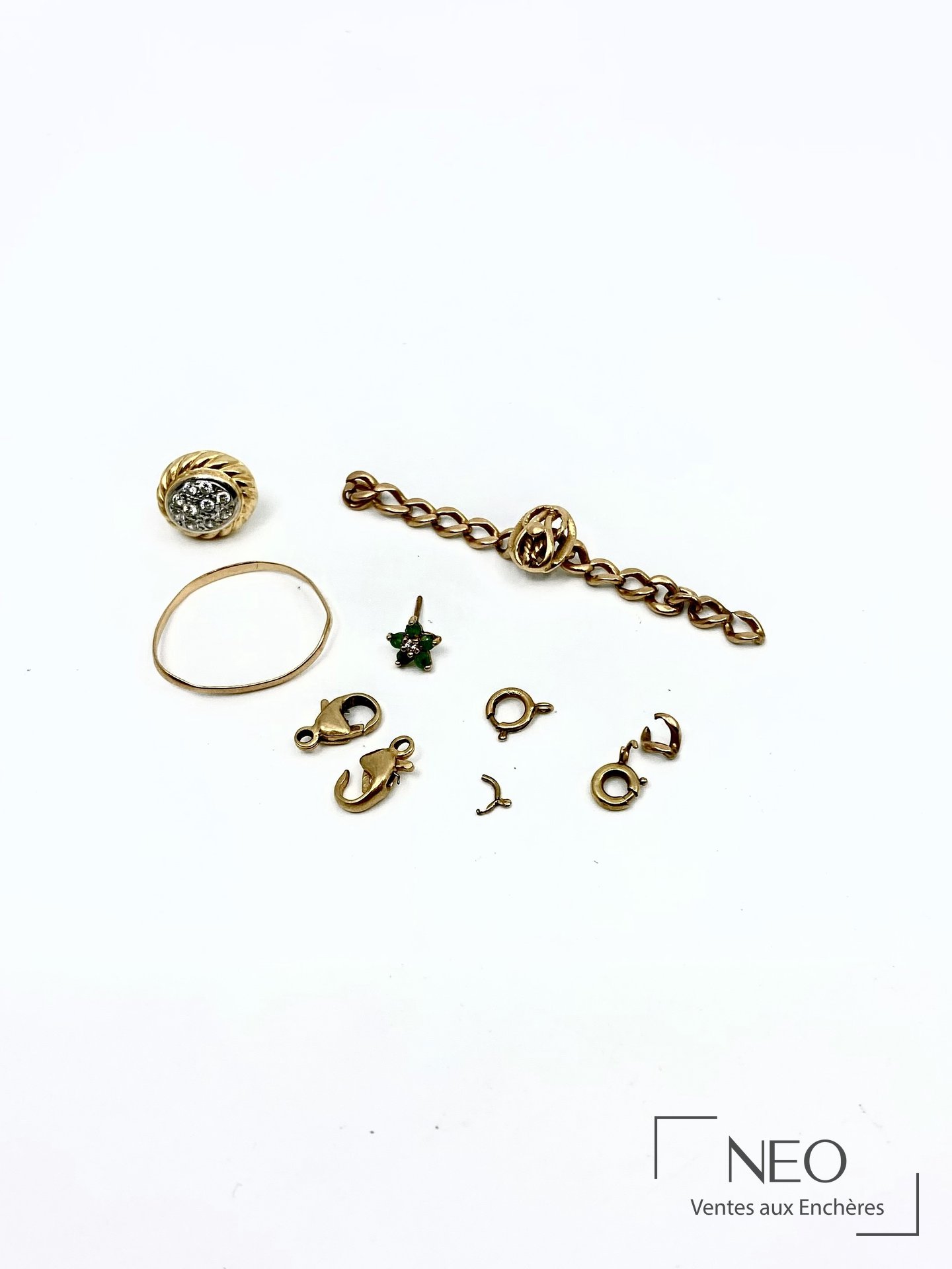 Lot de débris en or jaune comprenant plusieurs éléments de bijoux et fermoirs