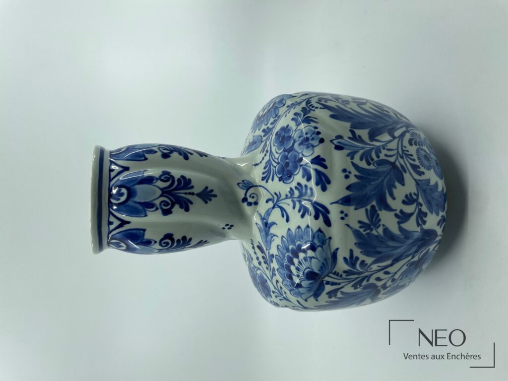 Vase en faïence bleu et blanc à panse renflée et col torse