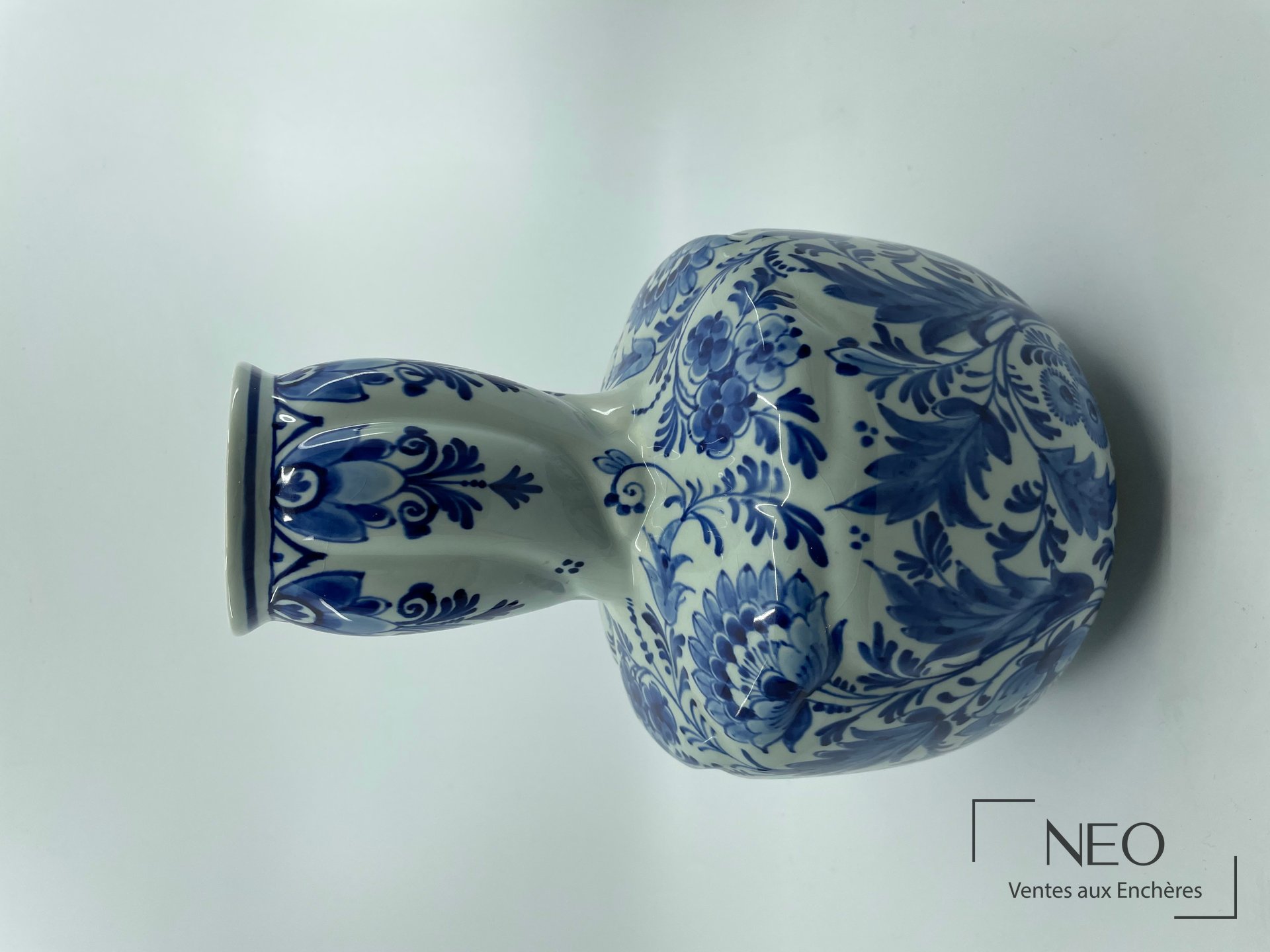 Vase en faïence bleu et blanc à panse renflée et col torse