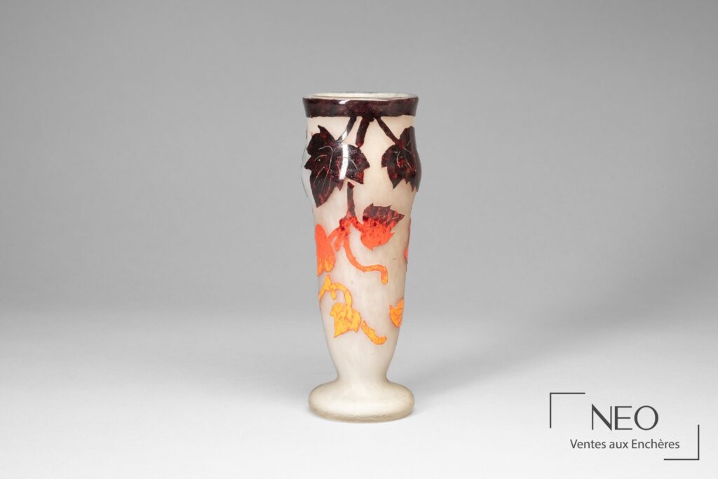 Vase en verre multicouches à décor de feuilles stylisées rouge et orange