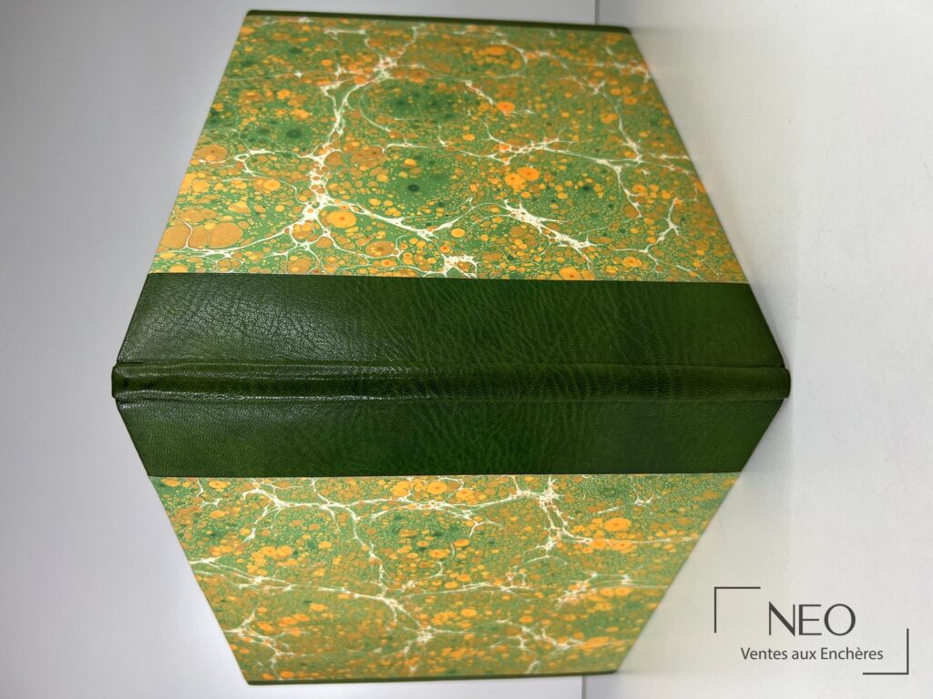 Reliure verte et papier marbré d'un livre oblong vue de trois quarts